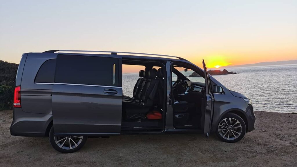 Van Mercedes NCC fronte mare al tramonto – Transfer aeroporto Cagliari verso Villasimius e Costa Rei