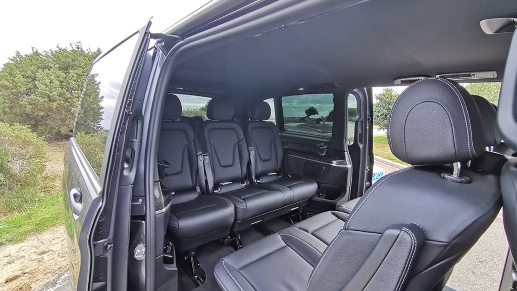 Interno van Mercedes NCC con sedili in pelle – Transfer privato da Cagliari Aeroporto alle spiagge di Villasimius