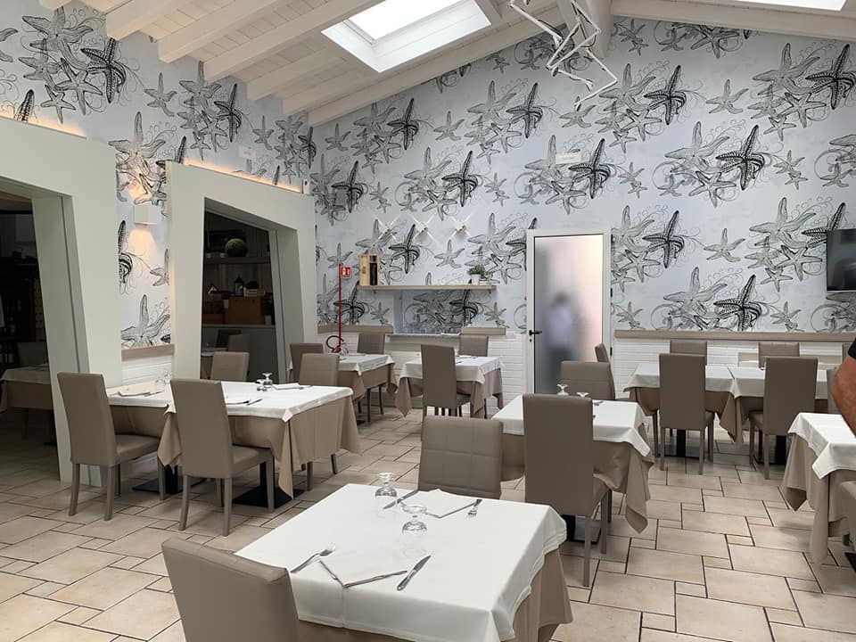 Ristorante pizzeria Sa Tankitta a Villasimius con sala elegante e decorazioni marine – Transfer NCC disponibile